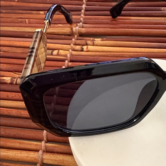 Stylish Black Rectangular Lens Sunglasses Classic Plaid Accent main image 10